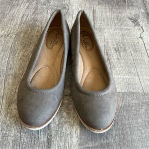 Abella Zoya Flats Suede Size 7